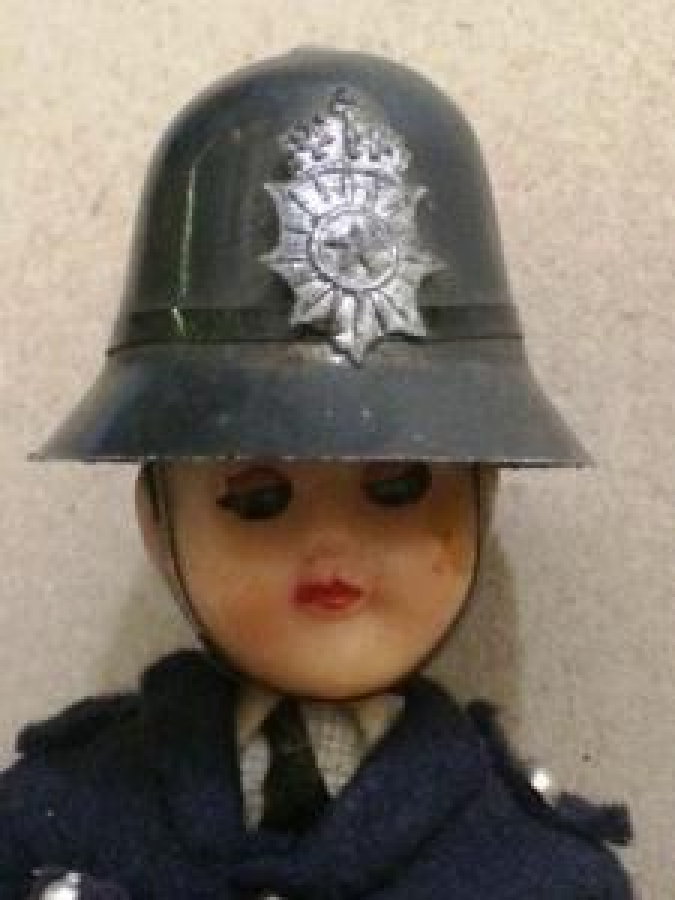 GÖZLERİ AÇILIP KAPANAN İNGİLİZ POLİS ELBİSELİ OYUNCAK 