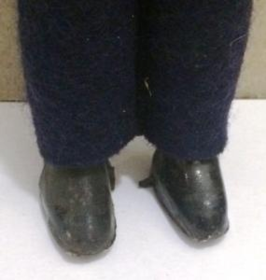 GÖZLERİ AÇILIP KAPANAN İNGİLİZ POLİS ELBİSELİ OYUNCAK 