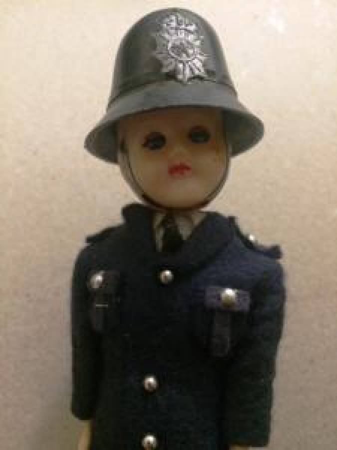 GÖZLERİ AÇILIP KAPANAN İNGİLİZ POLİS ELBİSELİ OYUNCAK 