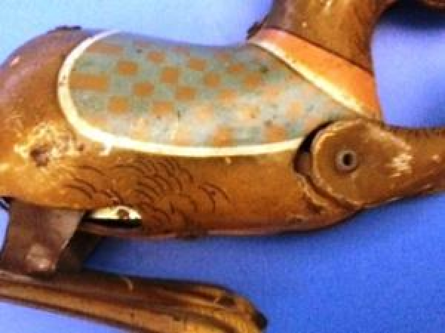 KURMALI ZIPLAYARAK GİDEN TENEKE KÖPEK