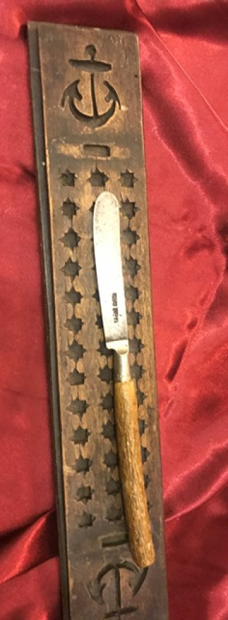 OSMANLI DENİZCİ GEMİLERDE KULLANILAN MASA UZERİ CIPA VE YILDIZLAR İŞLEMELİ AHŞAP MAKTA KALEMTIRAŞ TAKIMI TAHTASI VE BICAGI