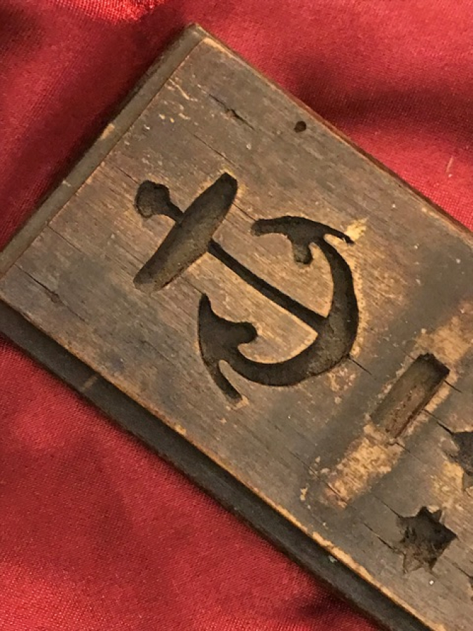 OSMANLI DENİZCİ GEMİLERDE KULLANILAN MASA UZERİ CIPA VE YILDIZLAR İŞLEMELİ AHŞAP MAKTA KALEMTIRAŞ TAKIMI TAHTASI VE BICAGI