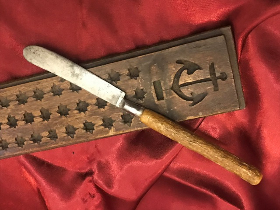 OSMANLI DENİZCİ GEMİLERDE KULLANILAN MASA UZERİ CIPA VE YILDIZLAR İŞLEMELİ AHŞAP MAKTA KALEMTIRAŞ TAKIMI TAHTASI VE BICAGI