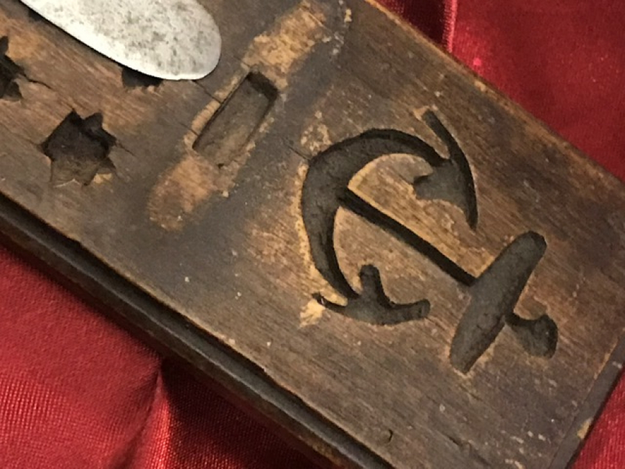 OSMANLI DENİZCİ GEMİLERDE KULLANILAN MASA UZERİ CIPA VE YILDIZLAR İŞLEMELİ AHŞAP MAKTA KALEMTIRAŞ TAKIMI TAHTASI VE BICAGI