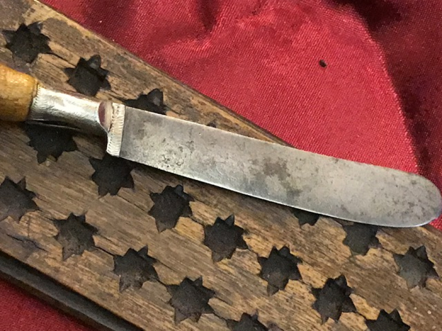 OSMANLI DENİZCİ GEMİLERDE KULLANILAN MASA UZERİ CIPA VE YILDIZLAR İŞLEMELİ AHŞAP MAKTA KALEMTIRAŞ TAKIMI TAHTASI VE BICAGI