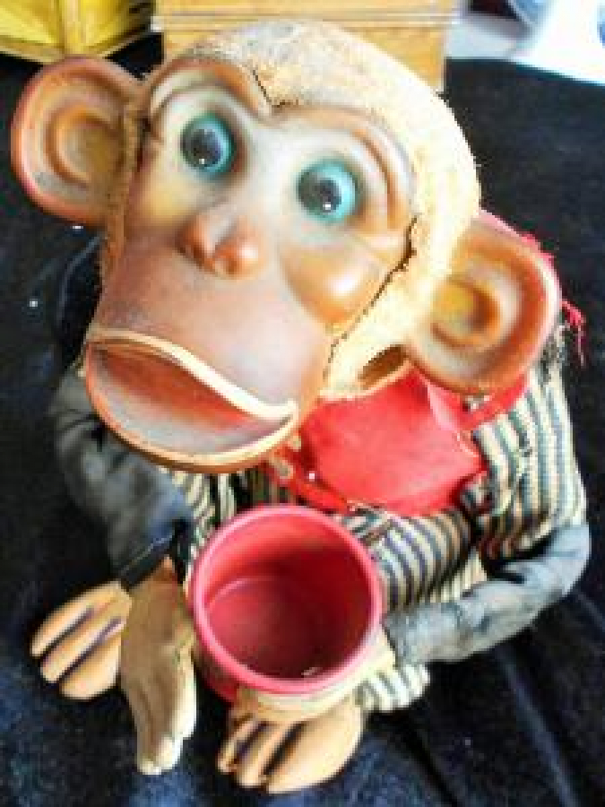 OYUNCAK ELİNDE BARDAKLA PARA DİLENEN MAYMUN 1960 YILLAR 