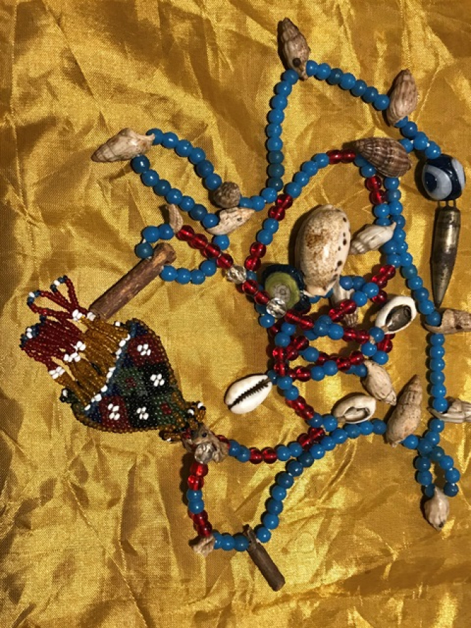 COK ESKİ ŞAMAN KOLYE ÜZERİNDE BİR ÇOK TILSIMLARI  BULUNAN ELDE YAPILMA ÜZERİ İŞLEME BONCUKLU KOLYE