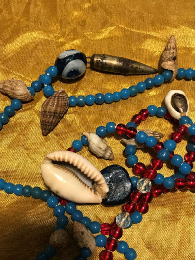 COK ESKİ ŞAMAN KOLYE ÜZERİNDE BİR ÇOK TILSIMLARI  BULUNAN ELDE YAPILMA ÜZERİ İŞLEME BONCUKLU KOLYE