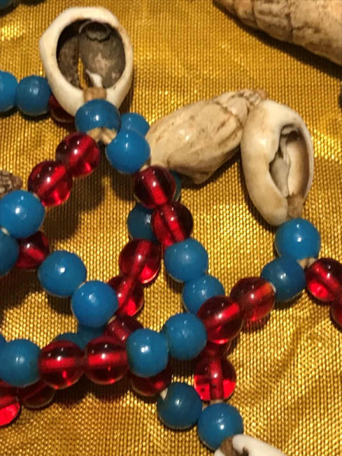 COK ESKİ ŞAMAN KOLYE ÜZERİNDE BİR ÇOK TILSIMLARI  BULUNAN ELDE YAPILMA ÜZERİ İŞLEME BONCUKLU KOLYE