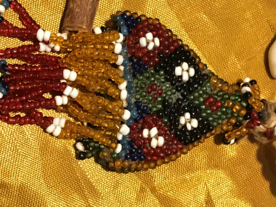 COK ESKİ ŞAMAN KOLYE ÜZERİNDE BİR ÇOK TILSIMLARI  BULUNAN ELDE YAPILMA ÜZERİ İŞLEME BONCUKLU KOLYE