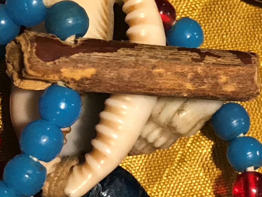 COK ESKİ ŞAMAN KOLYE ÜZERİNDE BİR ÇOK TILSIMLARI  BULUNAN ELDE YAPILMA ÜZERİ İŞLEME BONCUKLU KOLYE