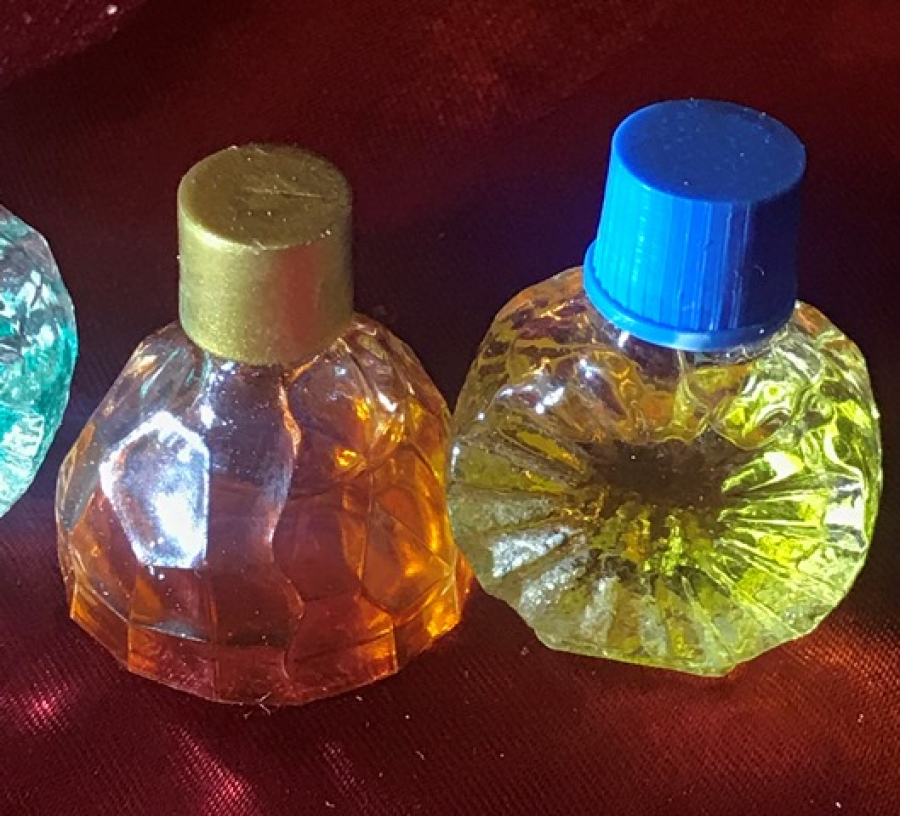 5 ADET DEGİŞİK KOKULARDA KOLONYA UFAK YERLİ CAM KAPAKLI  ŞİŞE