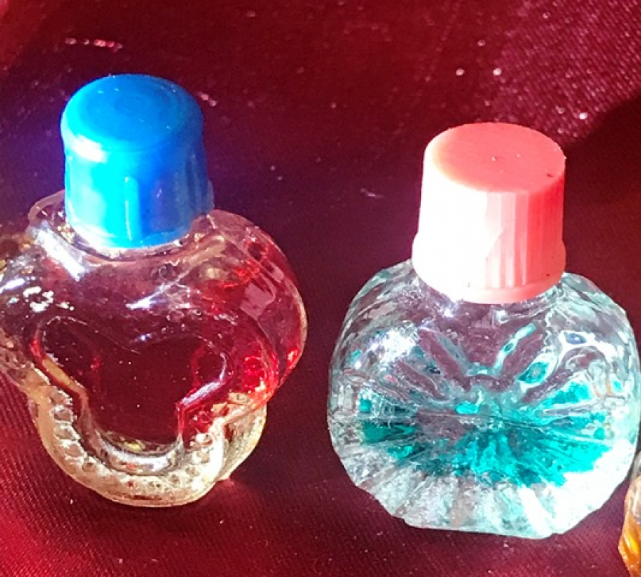 5 ADET DEGİŞİK KOKULARDA KOLONYA UFAK YERLİ CAM KAPAKLI  ŞİŞE