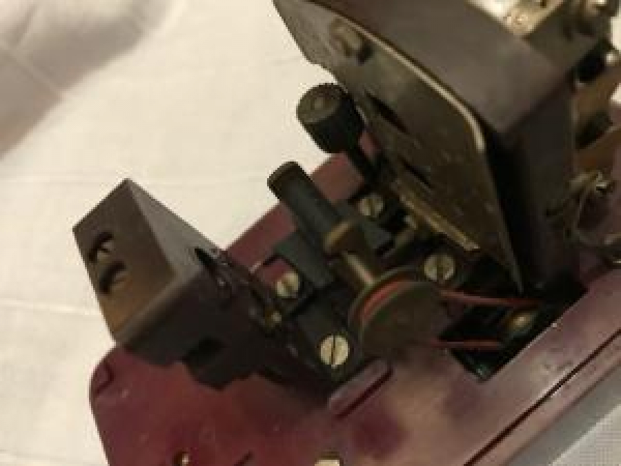 DUX KİNO OYUNCAK 35 MM PROJEKTÖR MODEL 44 İMAL YILI 1957 FİLM OYNATICI