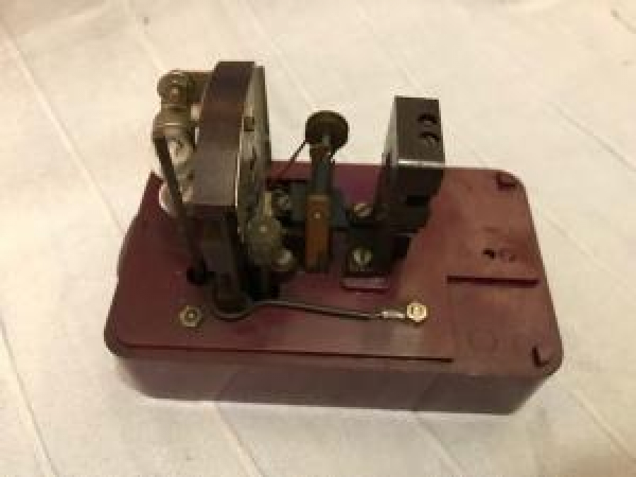 DUX KİNO OYUNCAK 35 MM PROJEKTÖR MODEL 44 İMAL YILI 1957 FİLM OYNATICI