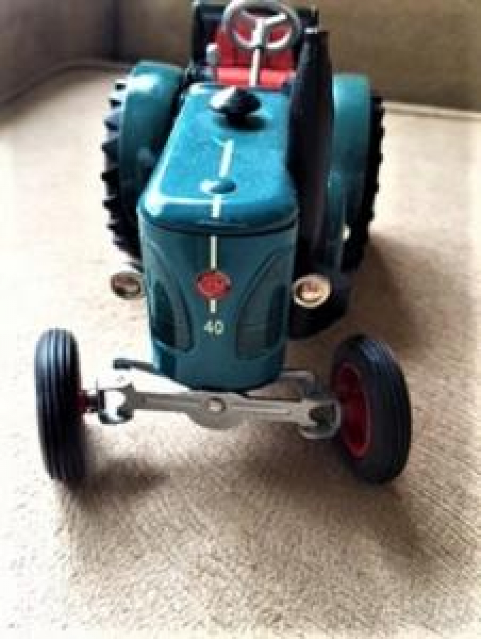 TENEKE KURMALI ŞANZIMANLI  3 İLERİ 1 GERİ VİTESLİ LANZ RULLDOG 40 YEŞİL RENKDE METAL TRAKTÖR