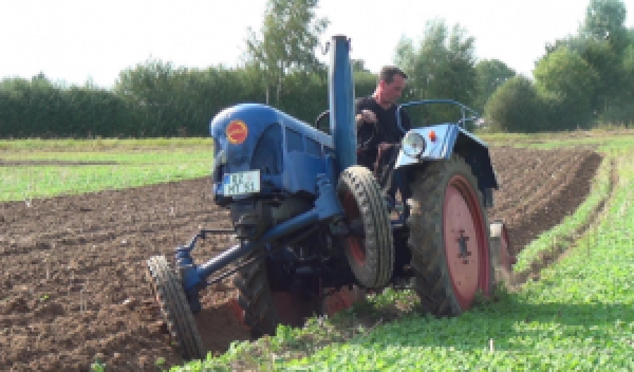 TENEKE KURMALI ŞANZIMANLI  3 İLERİ 1 GERİ VİTESLİ LANZ RULLDOG 40 YEŞİL RENKDE METAL TRAKTÖR