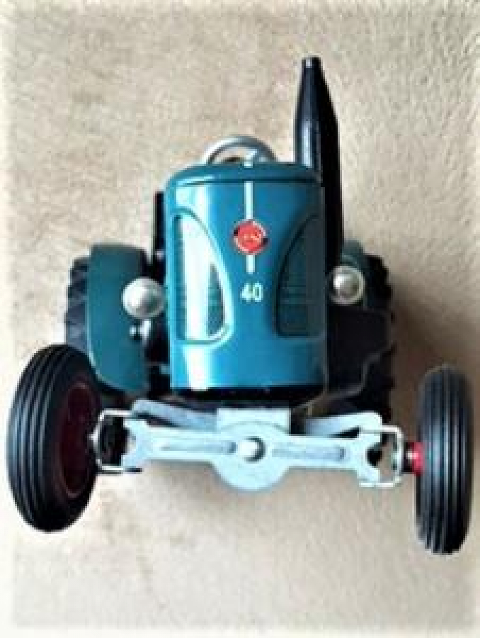 TENEKE KURMALI ŞANZIMANLI  3 İLERİ 1 GERİ VİTESLİ LANZ RULLDOG 40 YEŞİL RENKDE METAL TRAKTÖR