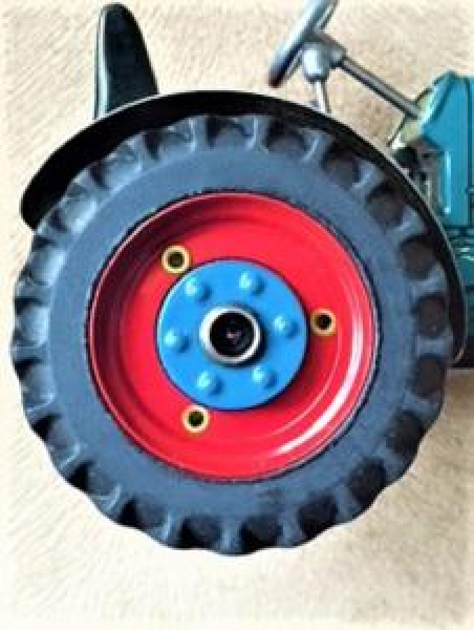 TENEKE KURMALI ŞANZIMANLI  3 İLERİ 1 GERİ VİTESLİ LANZ RULLDOG 40 YEŞİL RENKDE METAL TRAKTÖR