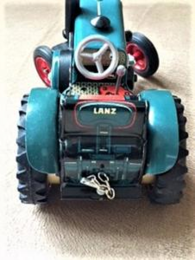 TENEKE KURMALI ŞANZIMANLI  3 İLERİ 1 GERİ VİTESLİ LANZ RULLDOG 40 YEŞİL RENKDE METAL TRAKTÖR