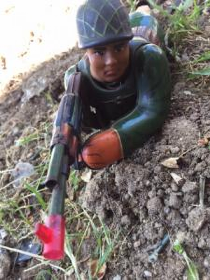 TENEKE YERDE SÜRÜNEN ATEŞ EDEN HAREKETLİ ASKER OYUNCAK 