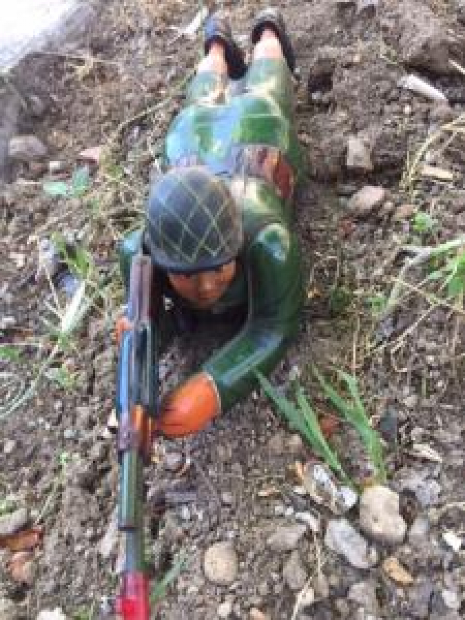 TENEKE YERDE SÜRÜNEN ATEŞ EDEN HAREKETLİ ASKER OYUNCAK 