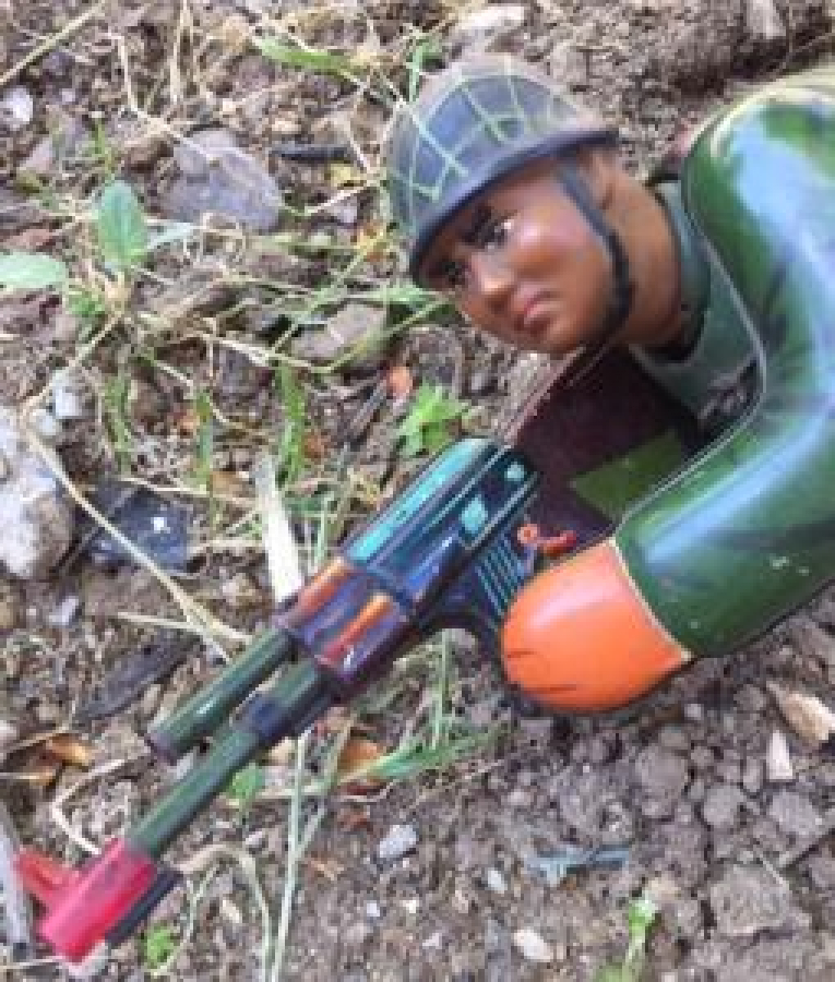 TENEKE YERDE SÜRÜNEN ATEŞ EDEN HAREKETLİ ASKER OYUNCAK 