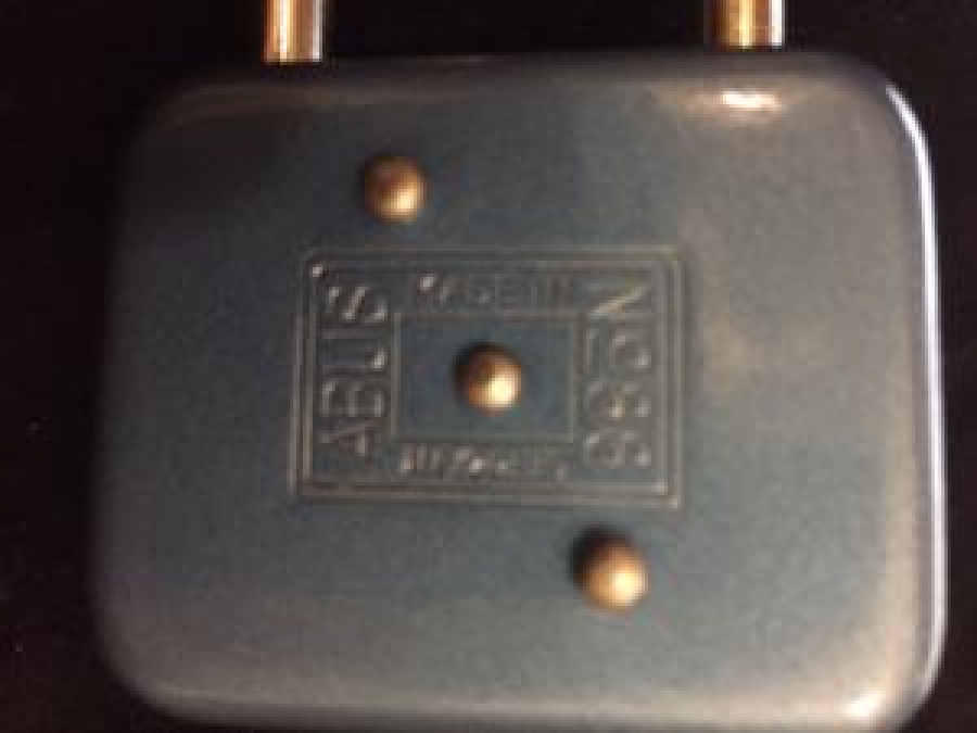 1960 ABUS ALMAN MALI MAVİ SİYAH RENKLERDE  METAL ANAHTARI ÜZERİNDE ASMA KİLİT 