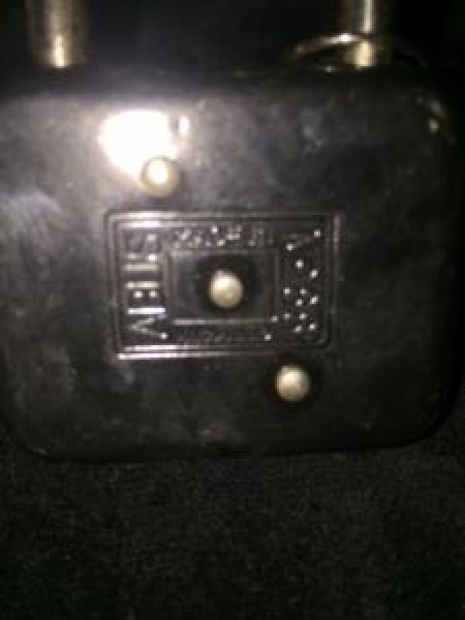 ABUS MARKA AŞMAN MALI SARI METAL ANAHTARI ÜZERİNDE ASMA KİLİT 