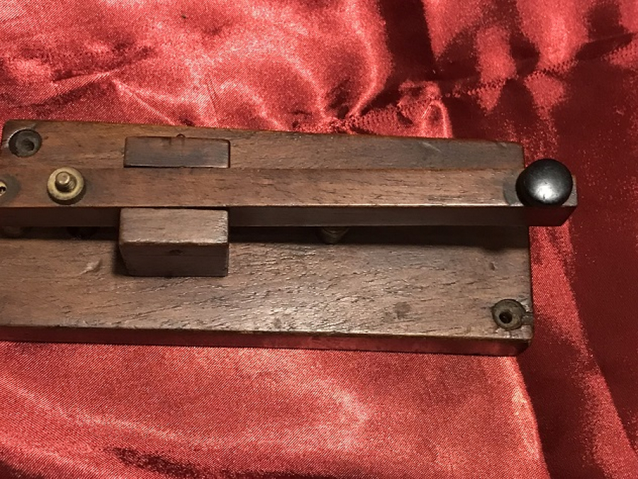 1800 AHŞAP KAİDE ÜZERİNDE MEKANİK TELGRAF TELSİZ HABERLEŞME MORS MANİPLE İŞARET GÖNDERME ALETİ