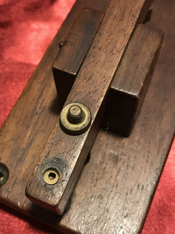 1800 AHŞAP KAİDE ÜZERİNDE MEKANİK TELGRAF TELSİZ HABERLEŞME MORS MANİPLE İŞARET GÖNDERME ALETİ