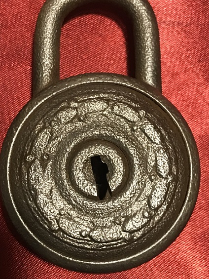 ALMAN ASMA KİLİT YUVARLAK FORMDA