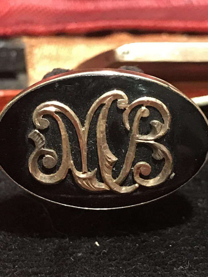 1960 ALTIN VE ERZURUM OLTU TAŞLI EL İŞCİLİKLİ KENDİ KUTUSUNDA CİFT MANŞET  KOL DÜGME KRAVAT İGNESİ TAKIM  M.B İNSİYALLİ