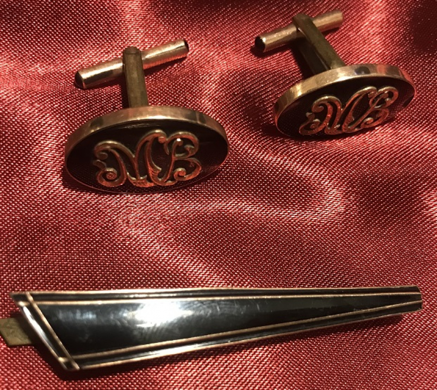 1960 ALTIN VE ERZURUM OLTU TAŞLI EL İŞCİLİKLİ KENDİ KUTUSUNDA CİFT MANŞET  KOL DÜGME KRAVAT İGNESİ TAKIM  M.B İNSİYALLİ