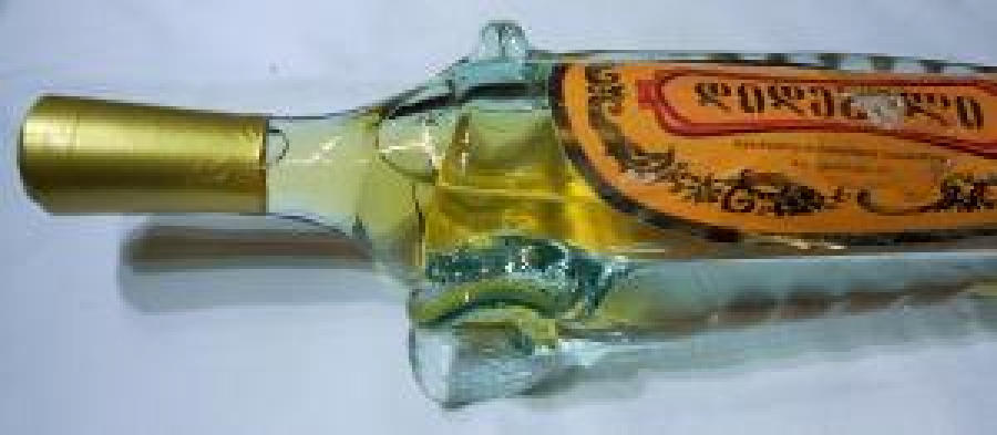 DEKORATİF ŞİŞESİNDE YUNAN 1 LİTRE 38 DERECE ŞARAP 