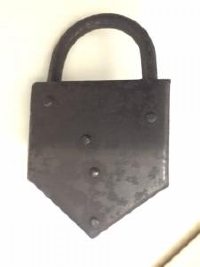 METAL PER CİNLİ ÜÇKEN FORMDA ANAHTARLI ASMA KİLİT