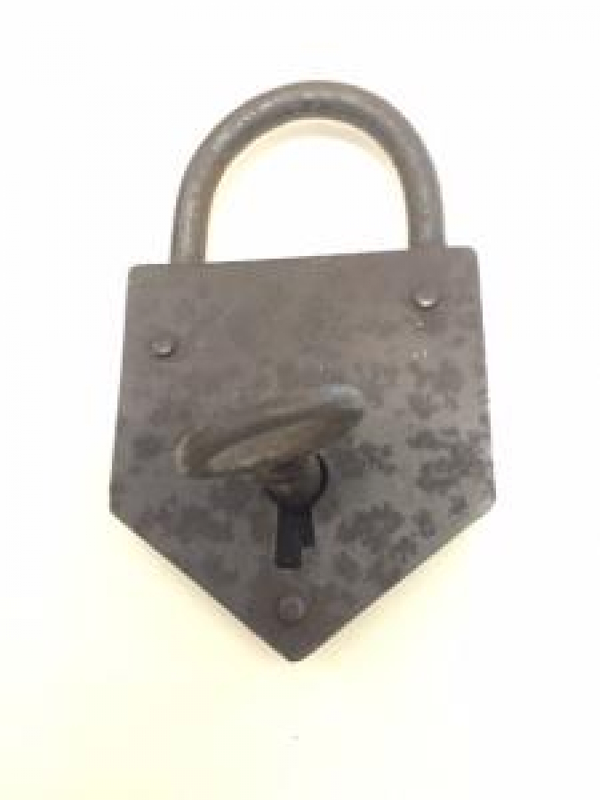 METAL PER CİNLİ ÜÇKEN FORMDA ANAHTARLI ASMA KİLİT