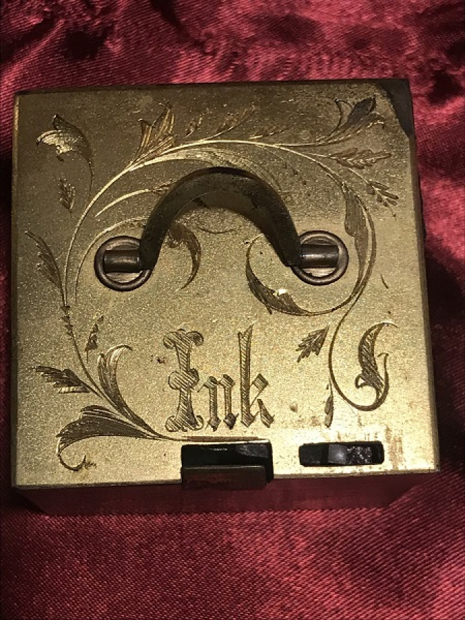 SEYEHAT HOKKASI ALTIN VERMEYLİ KAPAK KARE FORM ÜZERİ KALEM İŞLEME HOKKA