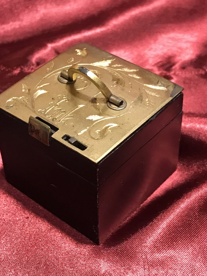 SEYEHAT HOKKASI ALTIN VERMEYLİ KAPAK KARE FORM ÜZERİ KALEM İŞLEME HOKKA