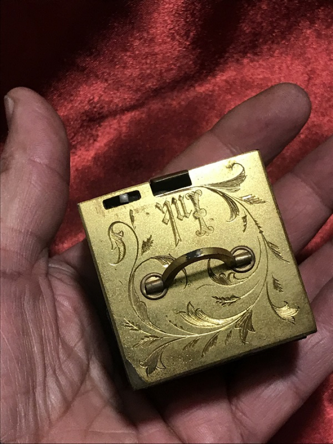 SEYEHAT HOKKASI ALTIN VERMEYLİ KAPAK KARE FORM ÜZERİ KALEM İŞLEME HOKKA