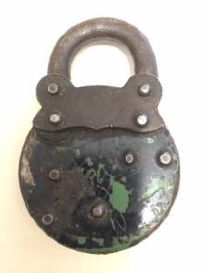 YUVARLAK FORM PERCİNLİ METAL SICAK DÖGME DEMİR EL YAPIMI ASMA KİLİT