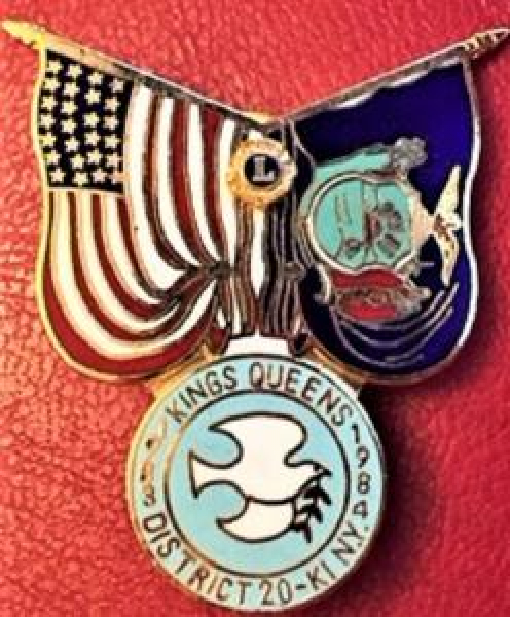 LİONS CLUP YAKA ROZET ORJİNAL METAL KINGS QUEENS DISTRICT 20-KI N.Y. 1984 