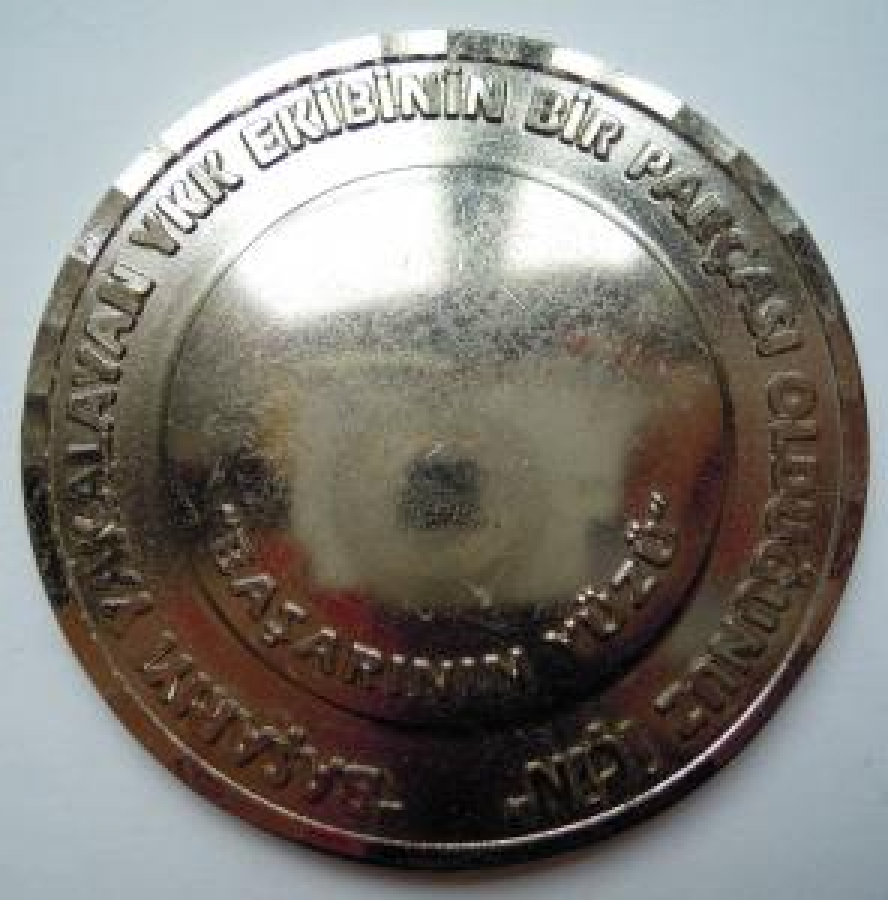 YKK ÇALIŞANLARINA VERDİĞİ BAŞARI GURUR MADALYA