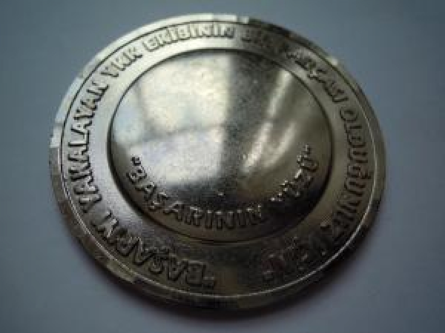 YKK ÇALIŞANLARINA VERDİĞİ BAŞARI GURUR MADALYA