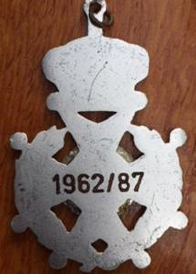 1962/87 NUMARALI TAÇLI METAL SICAK MİNELİ MADALYA 