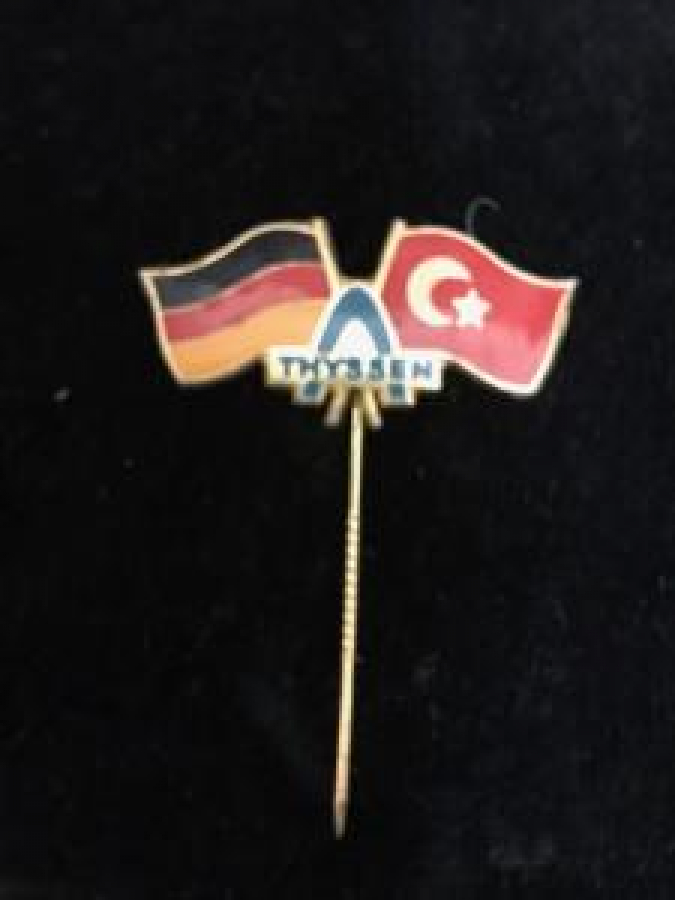 ALMAN VE TÜRKİYE DOSTLUK BAYRAKLI İĞNELİ ROZET 