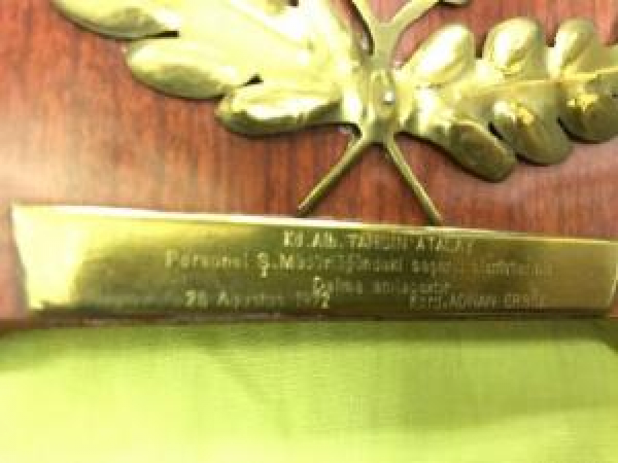 KD. ALD. TAHSİN ATALAY PERSONEL Ş. MÜDÜRLÜĞÜNDEKİ BAŞARILI DAİMA ANILACAKTIR 26 AĞUSTOS 1972 KORG. ADNAN ERSÖZ 