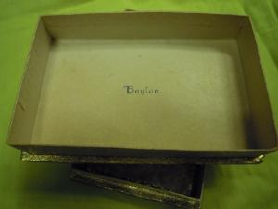 BAYLAN VE BONBON ÇİKOLATA KAPAKLI KARTON KUTU 