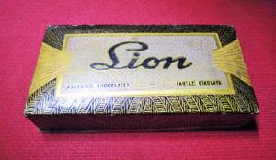 1960 LİON ASSORTED CHOCOLATES FANTAZİ ÇİKOLATA KARTON EL YAPIM KUTU 