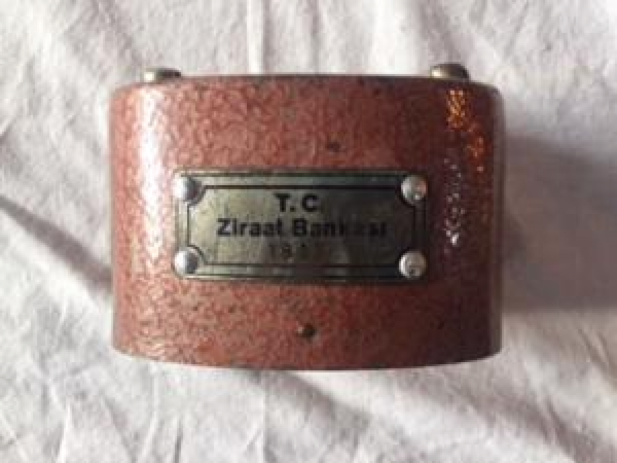 ZİRAAT BANKASI METAL KULPLU ÜZERİ PERCİN PLAKA ETİKETLİ KUMBARA